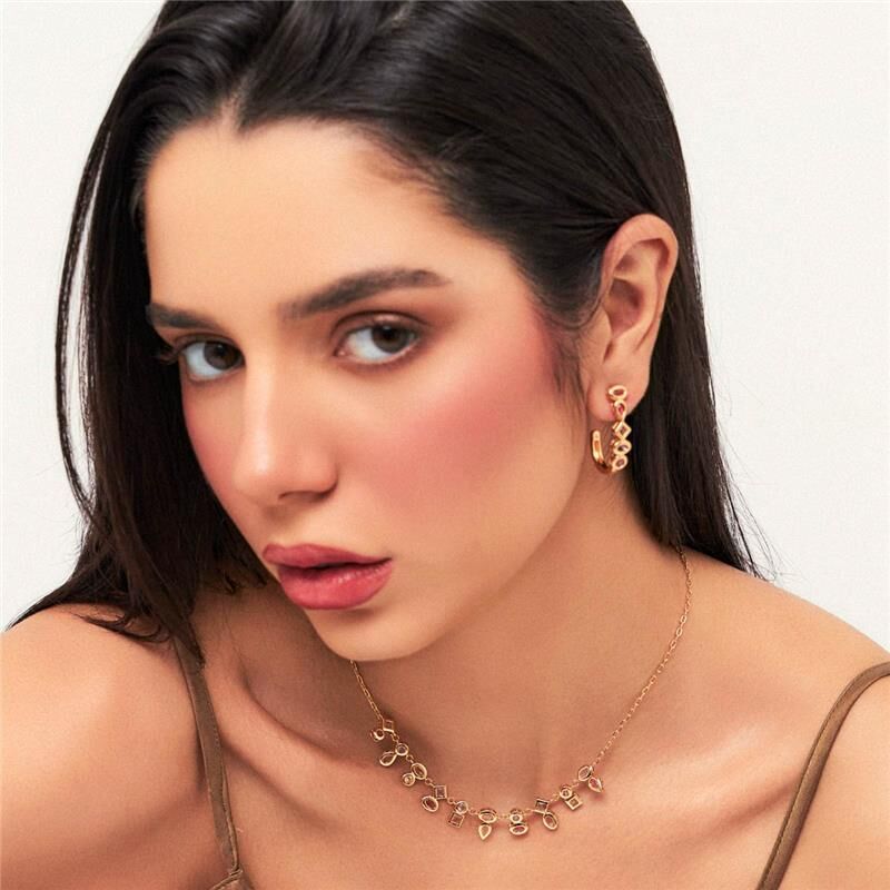 Mulher usando colar Prisma Cristais, semijoia antialérgica, banhado a ouro 18k, 45cm, alta qualidade, moda elegante. Comprimento: 45cm.