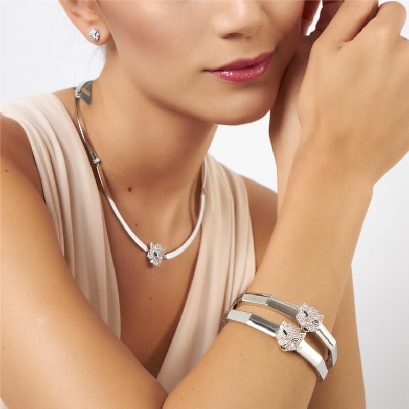 Mulher usando Choker Leo Prateada, semijoia antialérgica com banho de ródio, adornada com pingente de zircônia. Comprimento 35cm.
