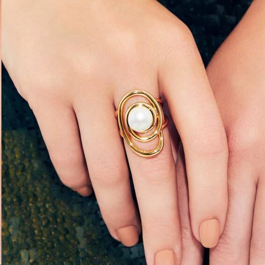 Anel Perla Orgânica em banho dourado com pérola Shell, semijoia antialérgica de alta qualidade 18k e 24k, largura 8mm, peso 7,45g.