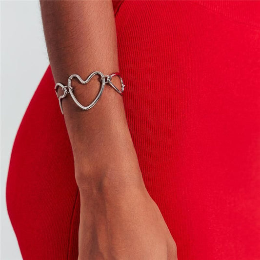 Pulseira coração maleável prateada, semijoia de alta qualidade, antialérgica com acabamento em ródio, 18cm, ideal para presente.