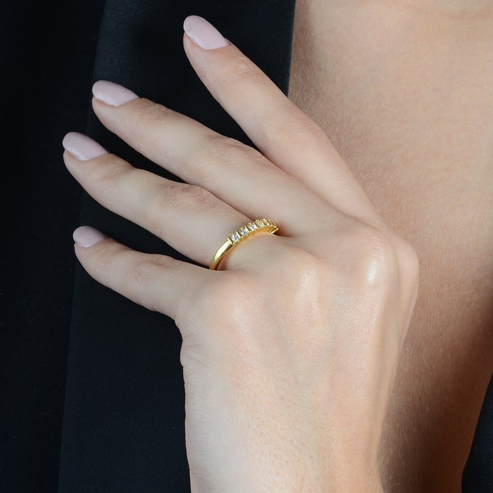 Anel dourado aparador de aliança com 7 pedras de zircônia, semijoias de alta qualidade em 24k antialérgicas, elegância e estilo.