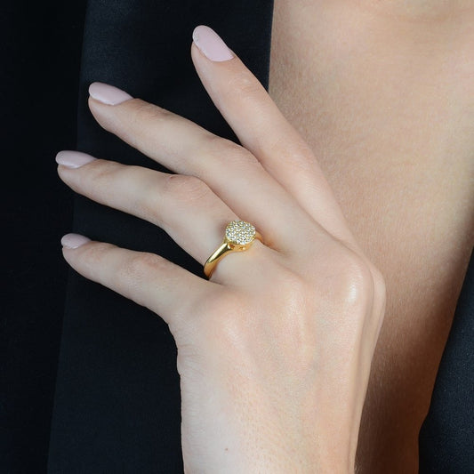 Anel Dourado Chuveirinho com Zircônia, semijoia de alta qualidade antialérgica, banhado a ouro 24K, em mão feminina elegante.