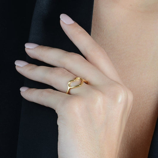 Anel dourado de coração vazado com zircônia, espessura de 1,1cm, 24K, tecnologia antialérgica. Semijoias de alta qualidade em 18k e 24k.