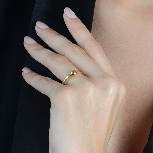 Anel dourado solitário com bola, espessura 0,6cm, semijoia antialérgica de alta qualidade, banho 24K, com zircônia, leve e elegante.
