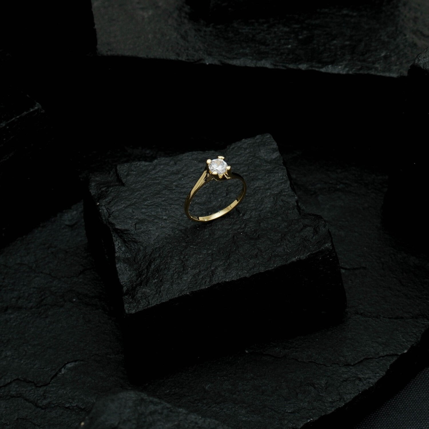 Anel dourado solitário com zircônia pequena, espessura 0,6cm, 10 camadas de ouro 24K, semijoias de alta qualidade em 18k e 24k antialérgicas.