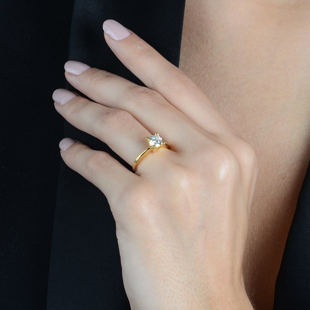Anel dourado com pedra zircônia em mão, semijoia de alta qualidade em 24k, antialérgica, espessura de 0,6cm, peso de 2,4g.