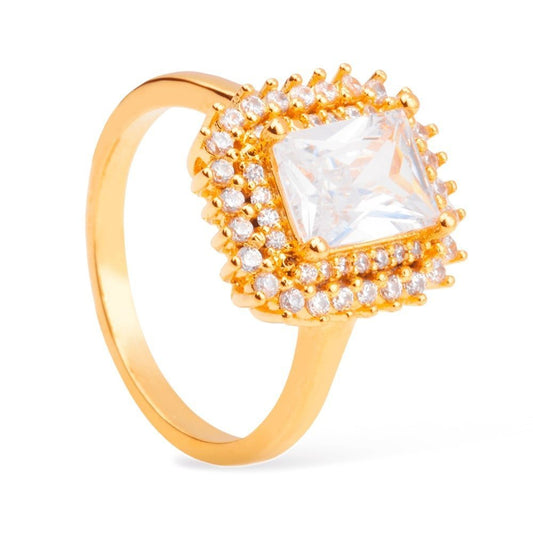 Anel dourado com zircônia, com espessura de 1,5cm e peso de 3,5g, em 24K. Semijoia de alta qualidade antialérgica.