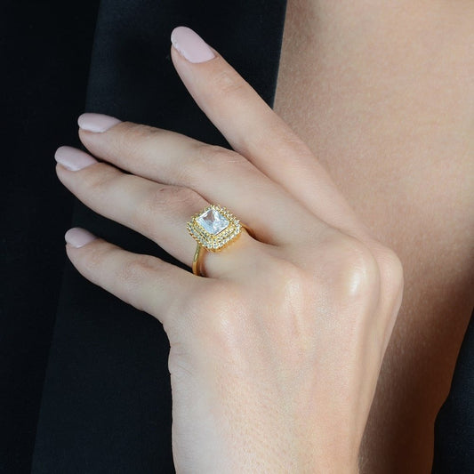 Anel dourado solitário com zircônia em mão feminina, semijoias de alta qualidade 18k e 24k, tecnologia antialérgica.