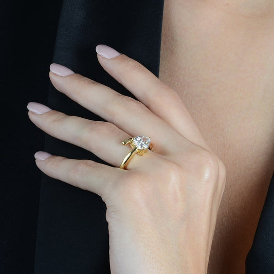 Anel dourado solitário com zircônia, semijoia de alta qualidade em ouro 24K. Antialérgico, ideal para quem busca luxo e conforto.