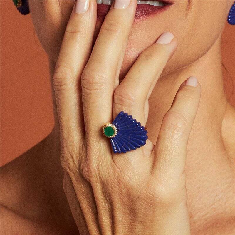 Anel Pavão com cristal lápis-lazúli, esmeralda e zircônia, semijoia antialérgica em ouro 18k e 24k, banho dourado.