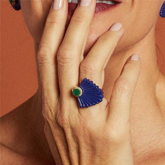 Anel Pavão com cristal lápis-lazúli, esmeralda e zircônia, semijoia antialérgica em ouro 18k e 24k, banho dourado.