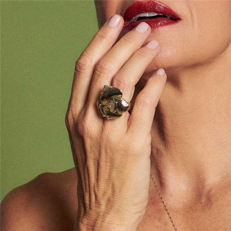 Mulher usando anel Vera Flor banhado a ouro com zircônia, semijoia antialérgica em ouro 18k, destacando elegância e estilo.