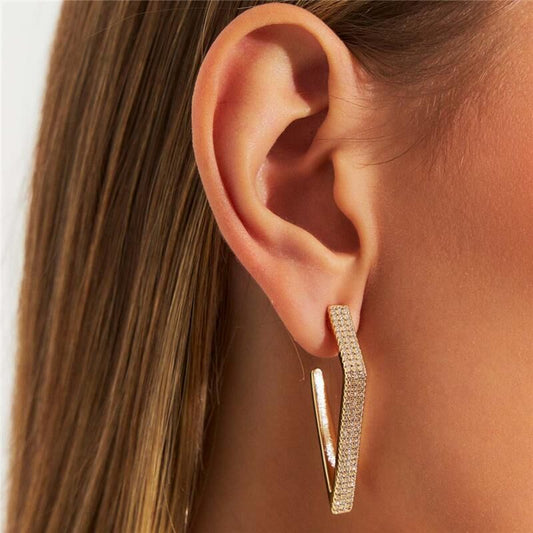 Argola Orbit em zircônia, semijoia dourada com tecnologia antialérgica, qualidade 18k e 24k, ideal para pele sensível.