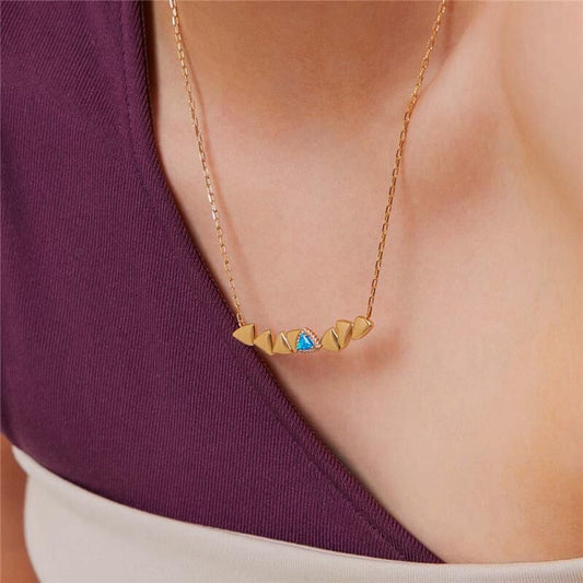 Colar Zuri Triad dourado de 45 cm com tecnologia antialérgica, semijoia 18k e 24k de alta qualidade, exibido em busto feminino.