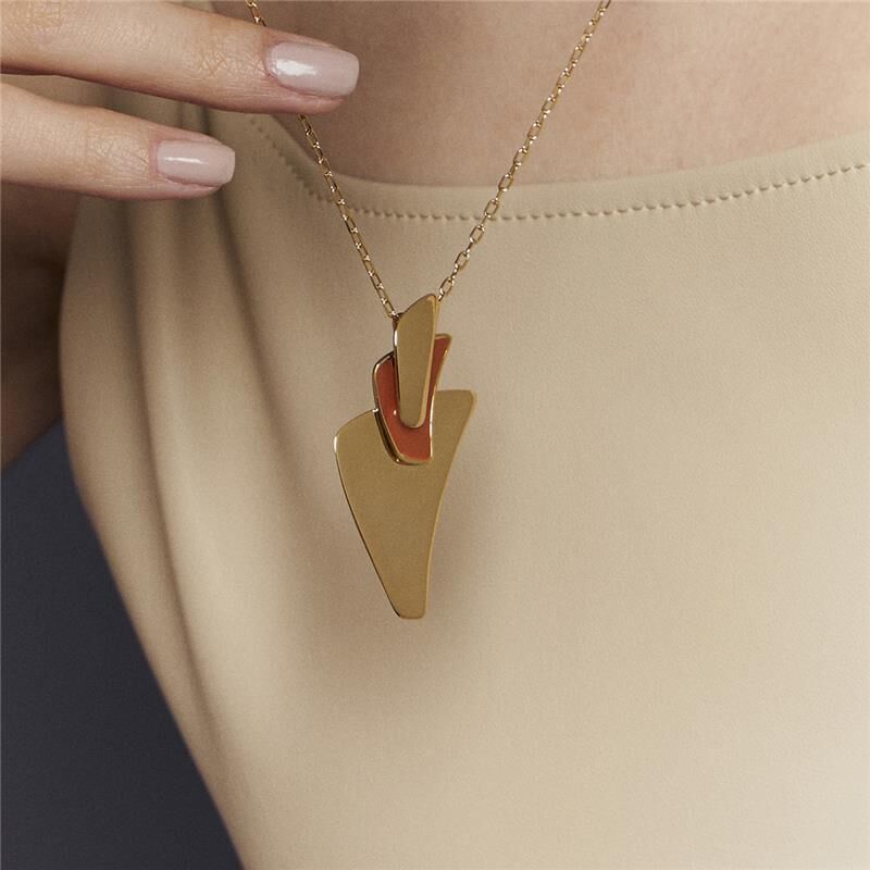 Colar Terracota esmaltado com pingente dourado de design moderno, 60cm, semijoias de altaqualidade e antialérgicas com banho 18k e 24k.