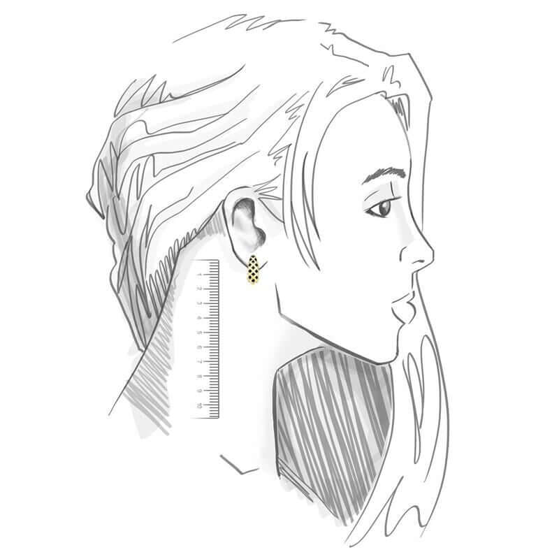 Ilustração de mulher usando brinco Felina, semijoia antialérgica em ouro 18k com acabamento esmaltado, peso 5,60g, altura 2.1cm.
