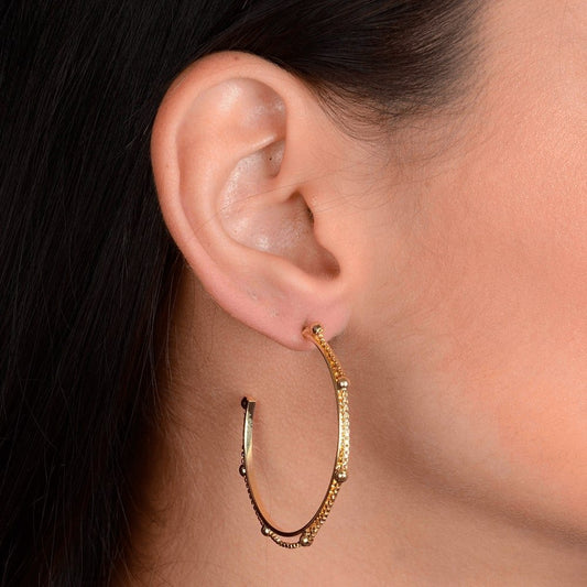 Brinco de argola dourada com esferas, semijoias de alta qualidade 24K, tecnologia antialérgica, 4cm, elegante e moderno.