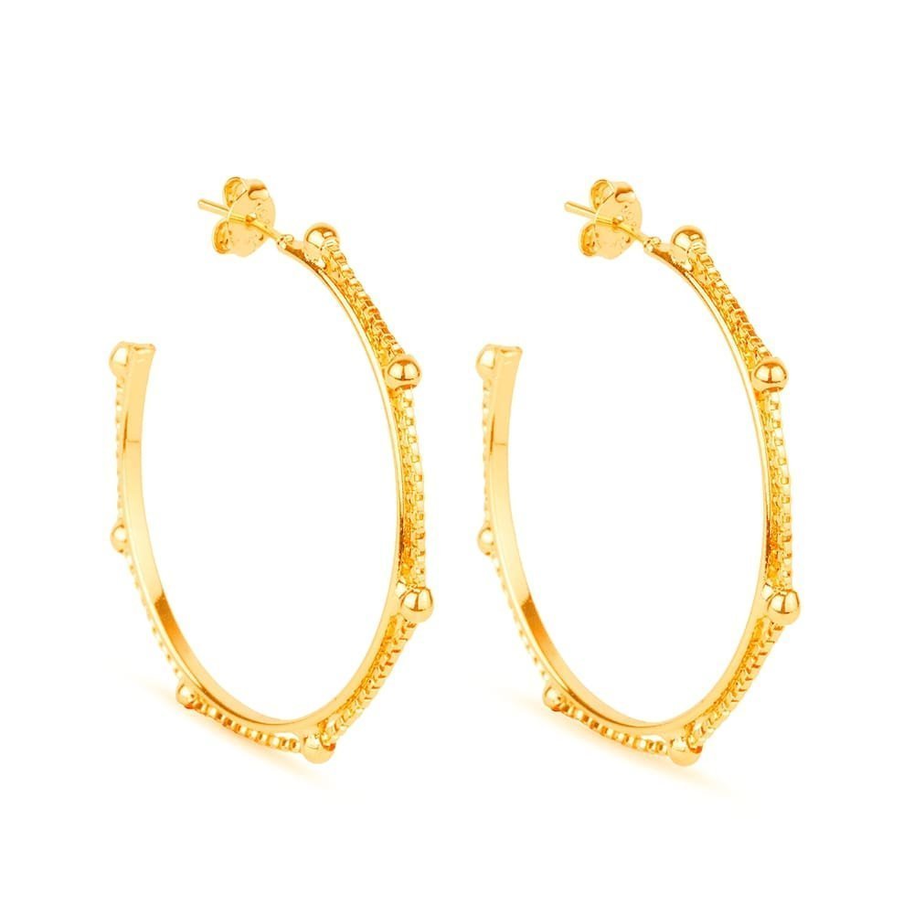 Brinco de Argola Dourada com Esferas, semijoias de alta qualidade 24K, tecnologia antialérgica, design elegante. Perfeito para todas as ocasiões.