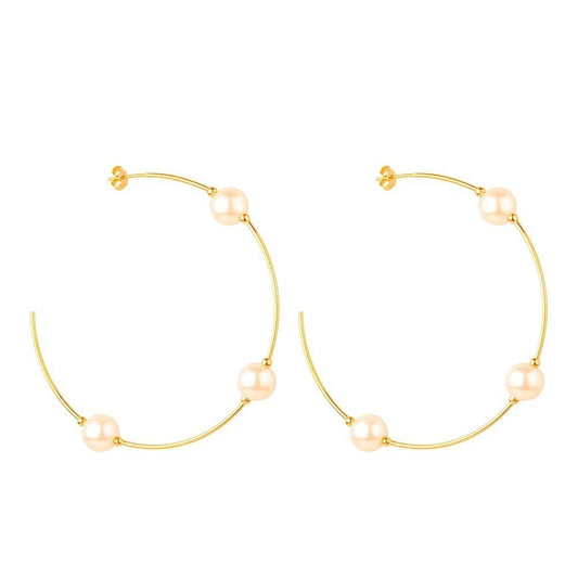 Alt Tag: Brinco dourado de argola grande com pérolas, semijoias de alta qualidade em 24k antialérgicas, elegante e moderno, 7cm.