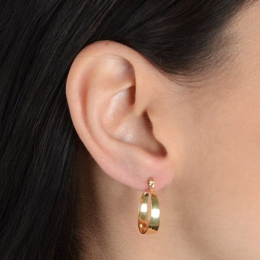 Brinco de argola média dourada lisa, semijoia antialérgica de alta qualidade com banho de 24K, ideal para um toque elegante e sofisticado.