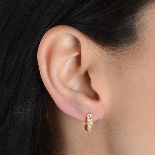 Brinco dourado de argolinha com zircônia em orelha, semijoias de alta qualidade em 24k antialérgicas, destaque para estilo elegante e moderno.