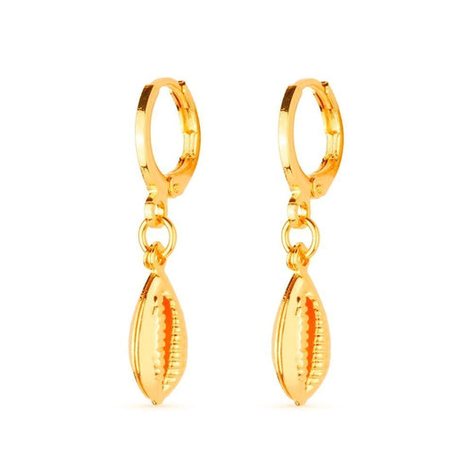Brinco dourado de argolinha com búzios, semijoias de alta qualidade, 10 camadas de ouro 24K, tecnologia antialérgica. Elegância e estilo.