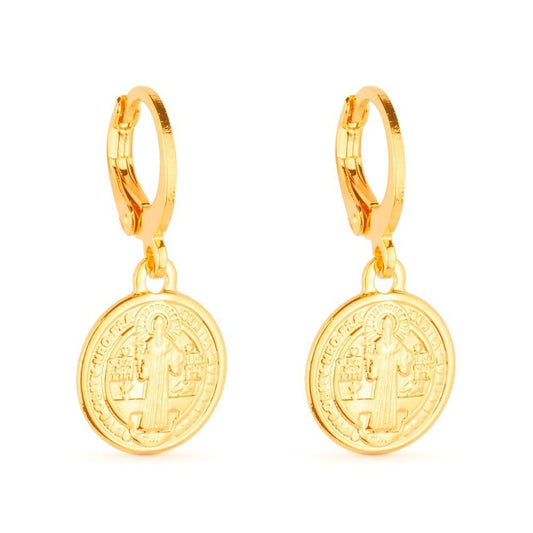 Brinco medalhinha religiosa em ouro 24K, semijoias de alta qualidade antialérgicas, design elegante, altura 2,5cm, peso 1g.