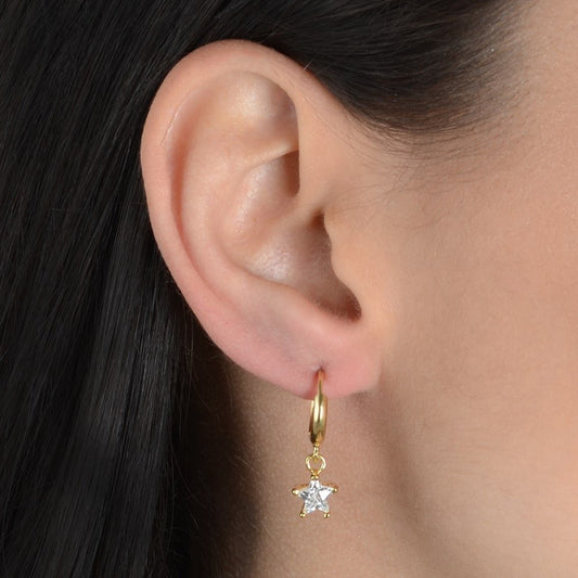 Brinco dourado de argolinha com pedra de zircônia estrela, altura 2,5cm, banho ouro 24K. Semijoias de alta qualidade 18k e 24k antialérgicas.