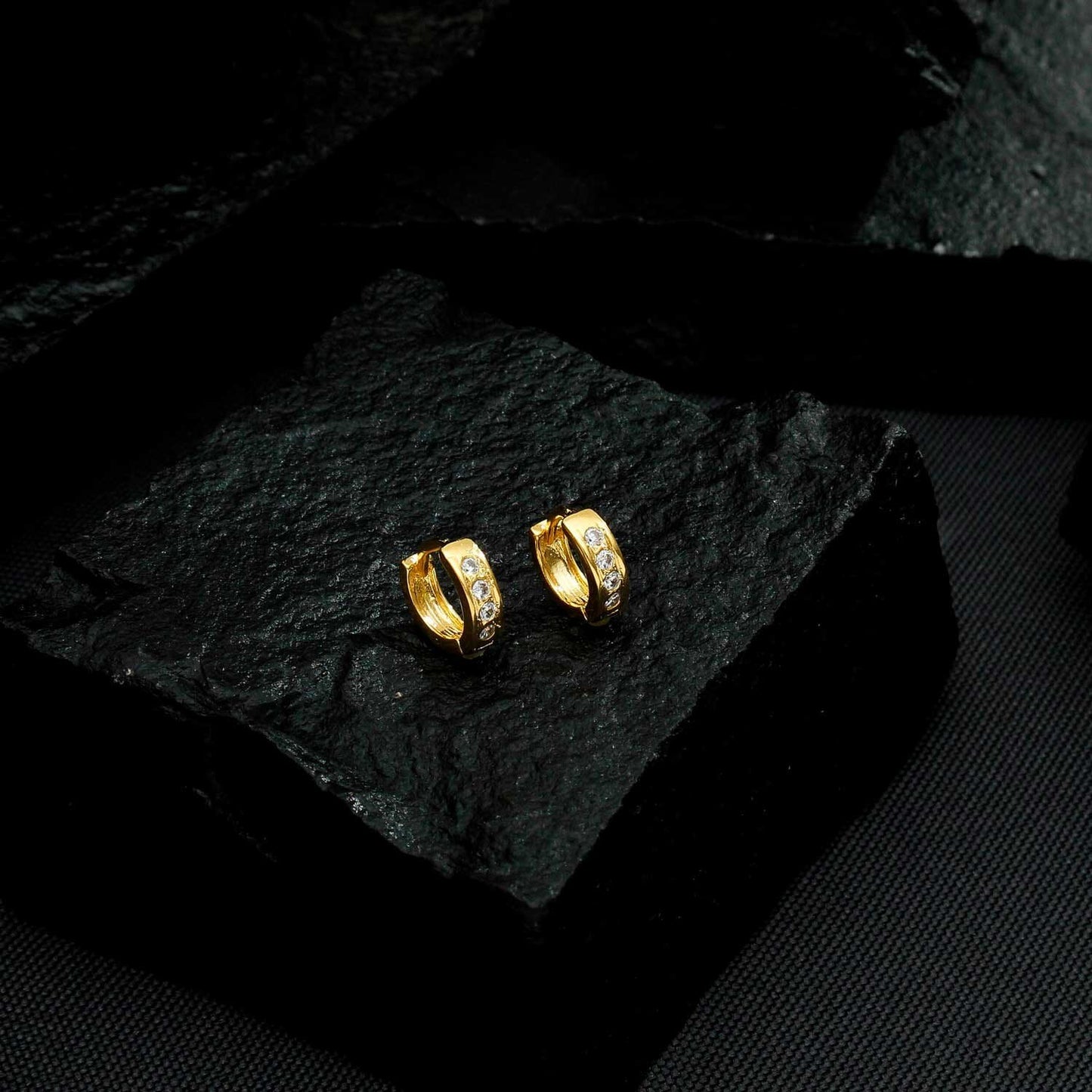 Brinco dourado de argolinha com pedras de zircônia, semijoias de alta qualidade em 24K, antialérgicas. Ideal para moda elegante.