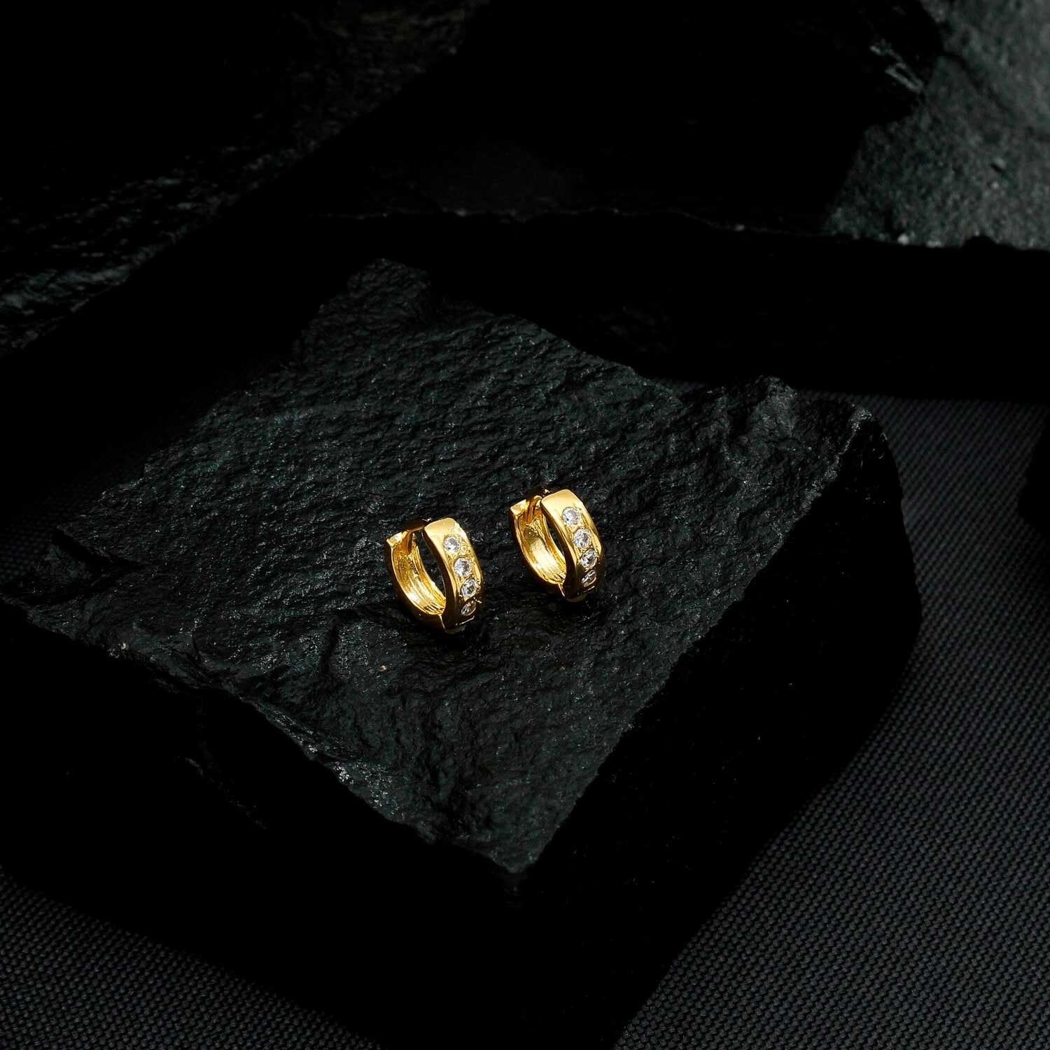 Brinco dourado de argolinha com pedras de zircônia, semijoias de alta qualidade em 24K, antialérgicas. Ideal para moda elegante.