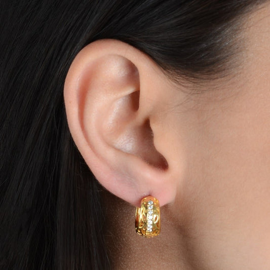 Brinco argolinha dourado com pedras de zircônia, semijoia antialérgica em ouro 24K, alta qualidade 1,5cm por 1,5cm.