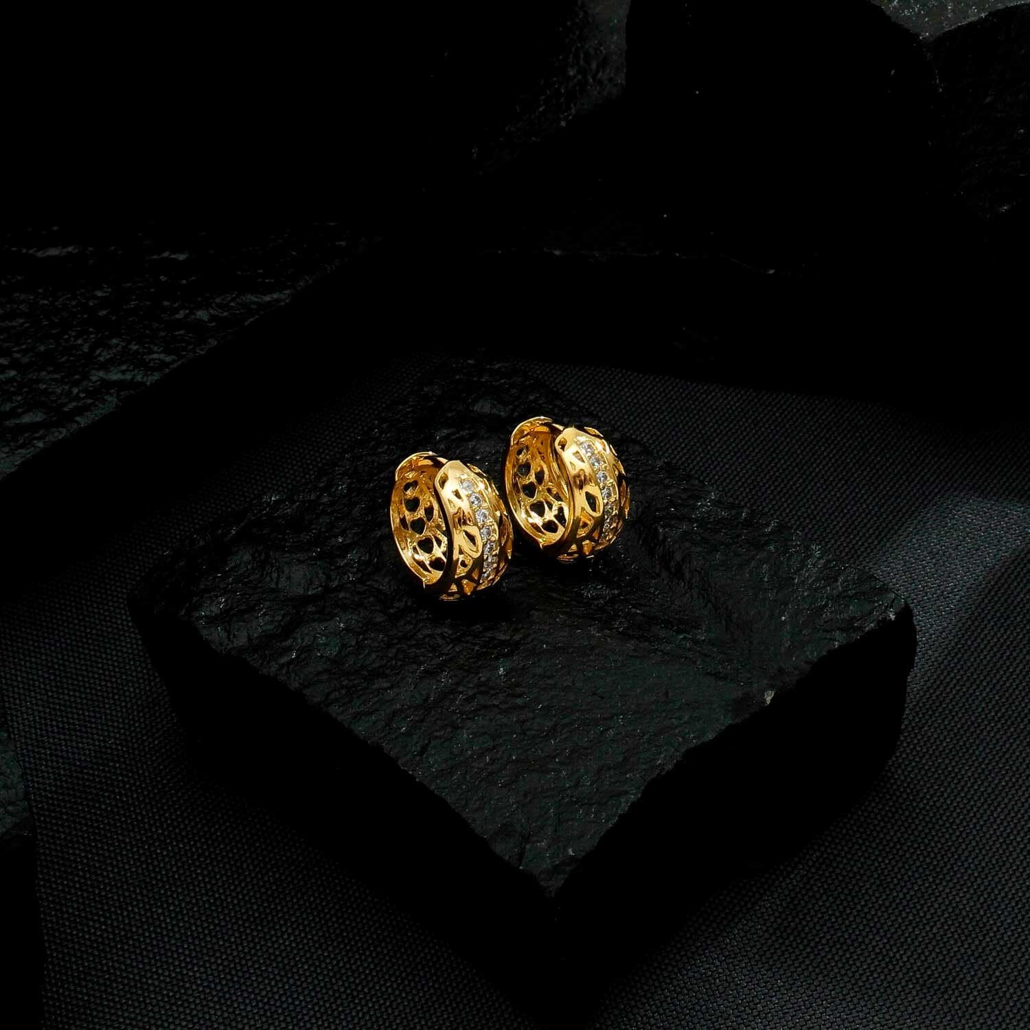 Brinco semijoia dourado de argolinha vazado com zircônia, alta qualidade, antialérgico, banho de ouro 24K. 1,5cm x 1,5cm.