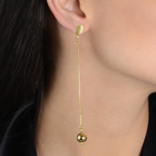Brinco dourado de corrente com bolinha de 24K, semijoia antialérgica de alta qualidade. Ideal para looks sofisticados.