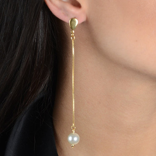 Mulher usando brinco dourado de corrente com pérola, semijoia de alta qualidade 24K antialérgica, estilo elegante e sofisticado.
