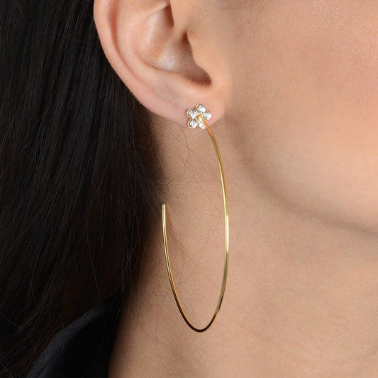 Brinco dourado de argola com flor em strass, semijoia 24k antialérgica, alta qualidade, elegante e delicada, ideal para mulheres modernas.