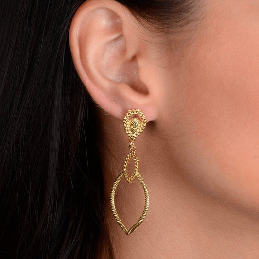 Brinco Dourado Gota de Luxo em 24K, semijoias de alta qualidade, antialérgicas, mostrando design elegante em orelha feminina.