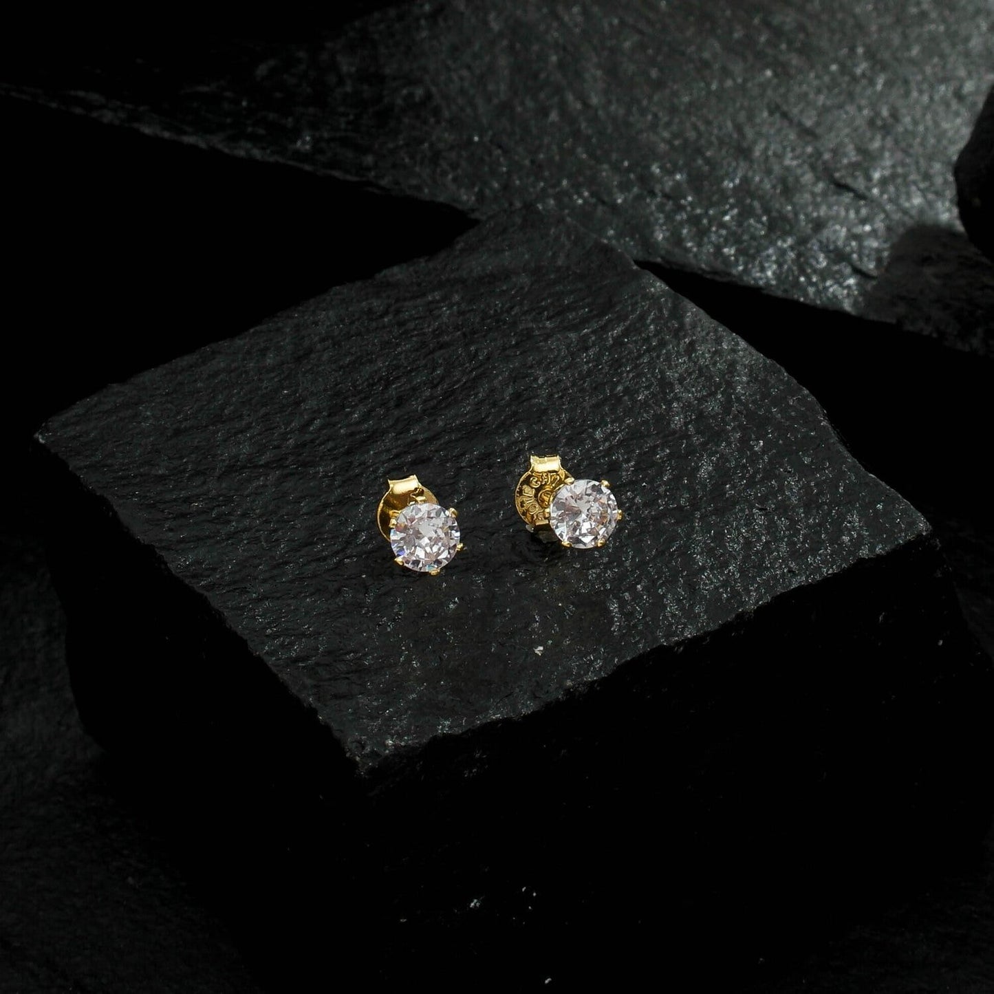 Brinco ponto de luz pequeno em zircônia dourado, semijoias antialérgicas de alta qualidade em 24K, elegante e delicado.