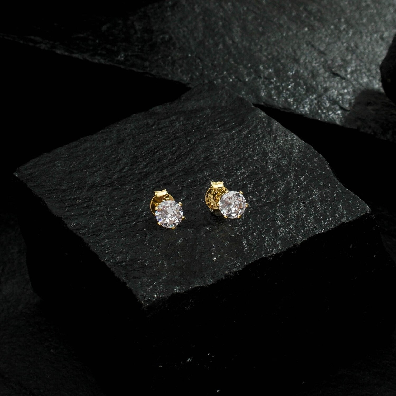 Brinco ponto de luz pequeno em zircônia dourado, semijoias antialérgicas de alta qualidade em 24K, elegante e delicado.