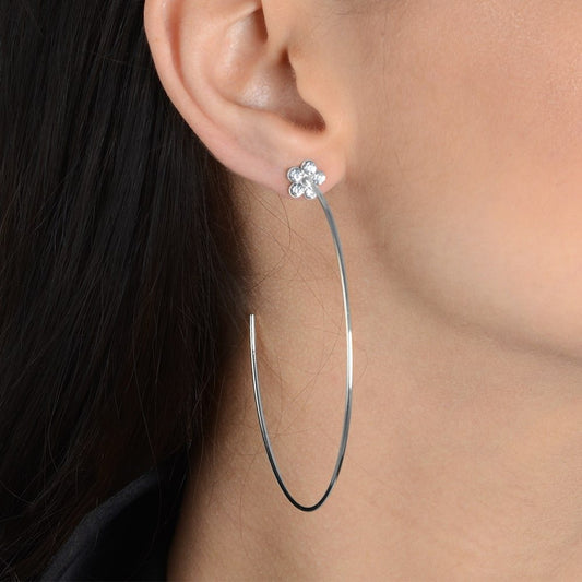 Brinco Prateado de Argola com Flor em Strass