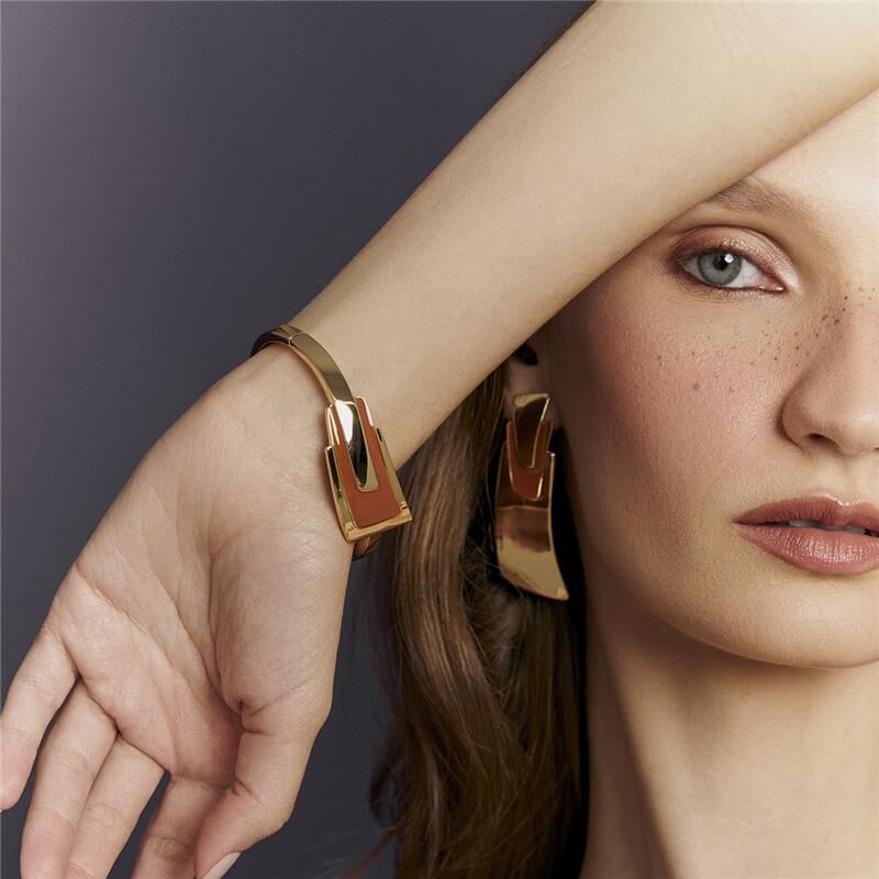 Modelo usando Bracelete Terracota esmaltado, semijoia de alta qualidade com banho de ouro 18k, tecnologia antialérgica, moderno e sofisticado.