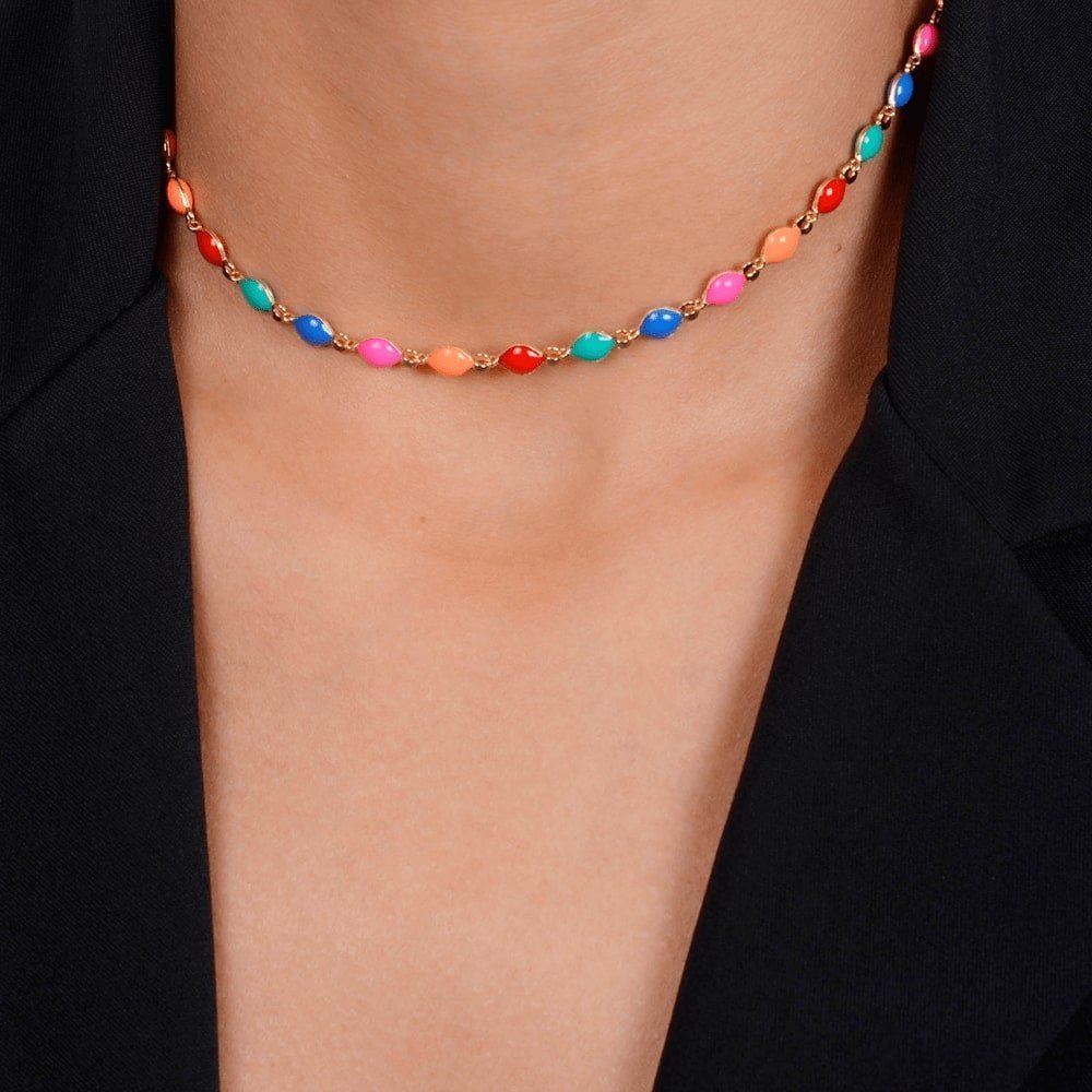 Choker dourada colorida com extensor, semijoia de alta qualidade em 24k, tecnologia antialérgica, elegante e versátil.