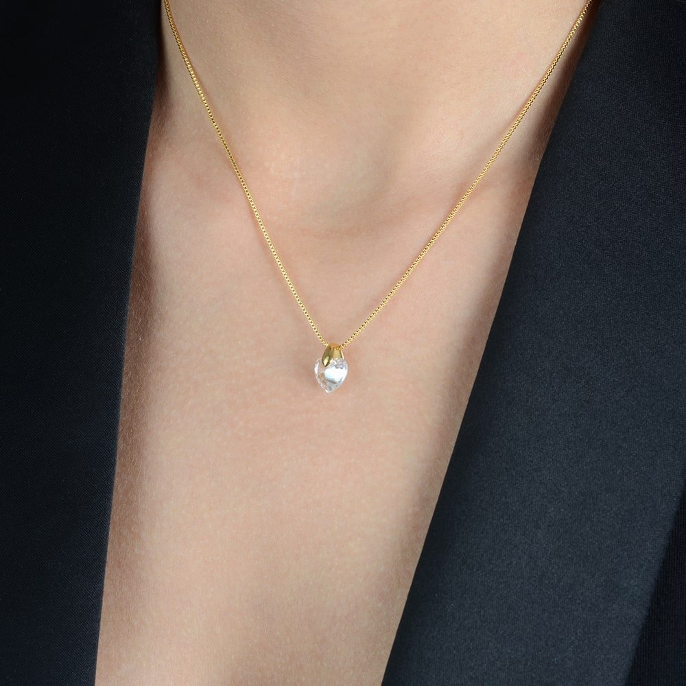 Colar Dourado de Coração em Cristal, semijoia de alta qualidade em 24k, antialérgica, em um pescoço elegante.