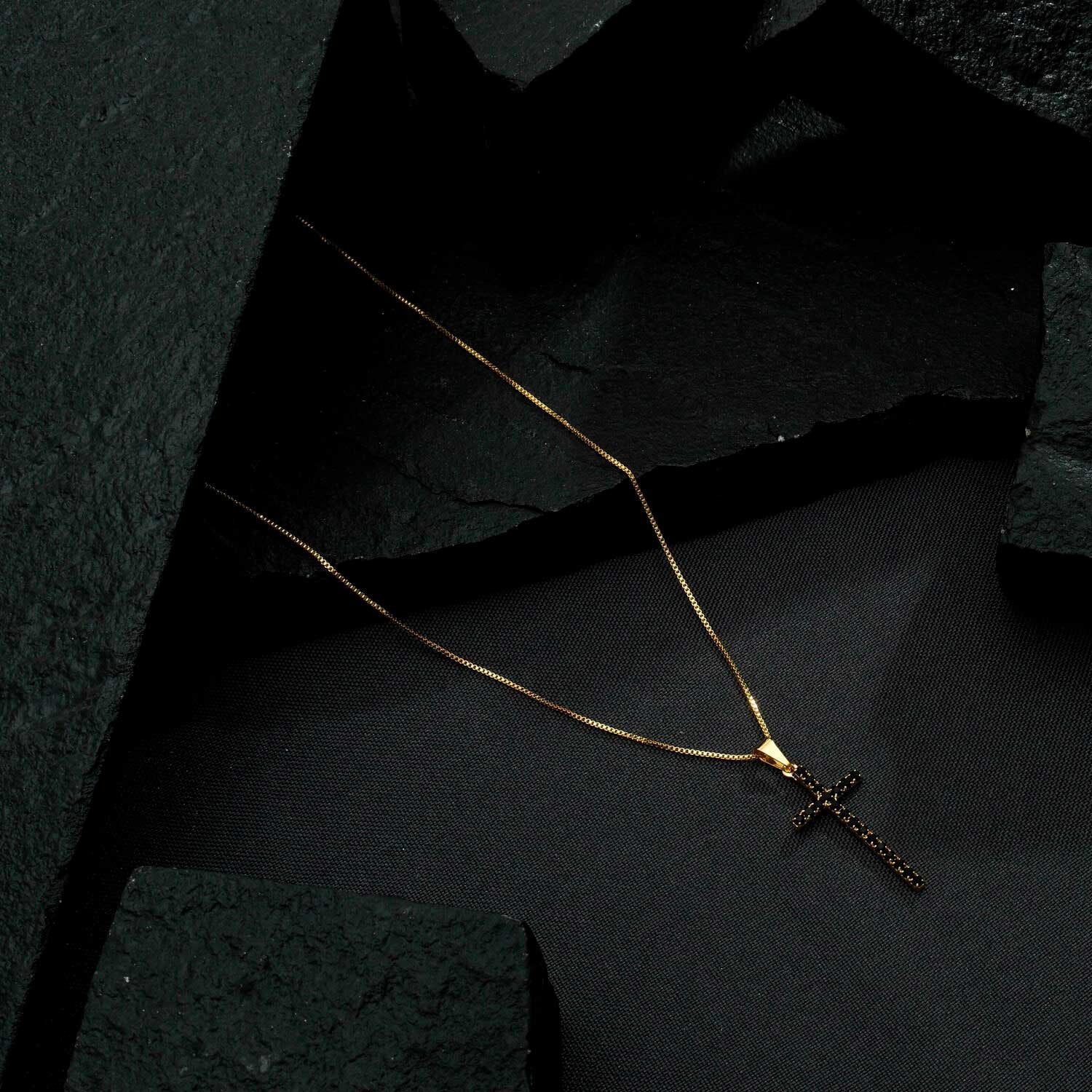 Colar dourado de cruz cravejado com pedra natural negra, semijoias de alta qualidade em 18k e 24k, tecnologia antialérgica.