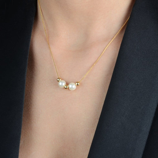 Colar dourado com pérolas e esferas em ouro 24K antialérgico, semijoia de alta qualidade, elegante para visuais sofisticados.