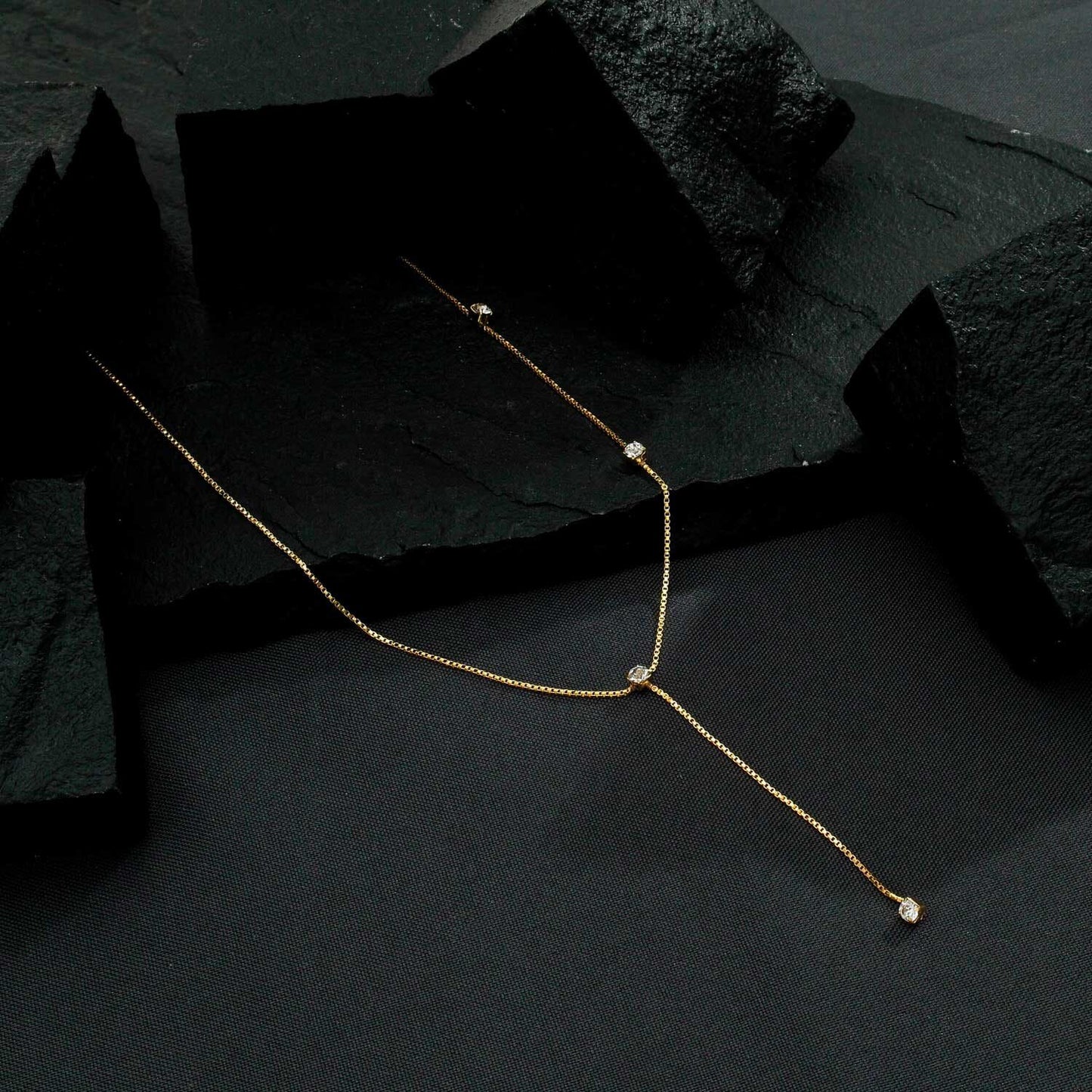 Colar dourado gravatinha em zircônia, semijoia 24k antialérgica, com banho em 10 camadas, 50cm, alta qualidade.