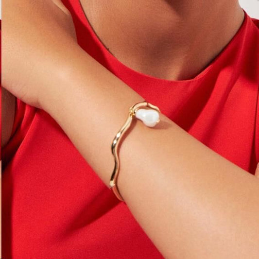 Bracelete Curvado Perla Flow com pérola barroca, semijoia de alta qualidade, antialérgico, banho de ouro 18k e 24k.
