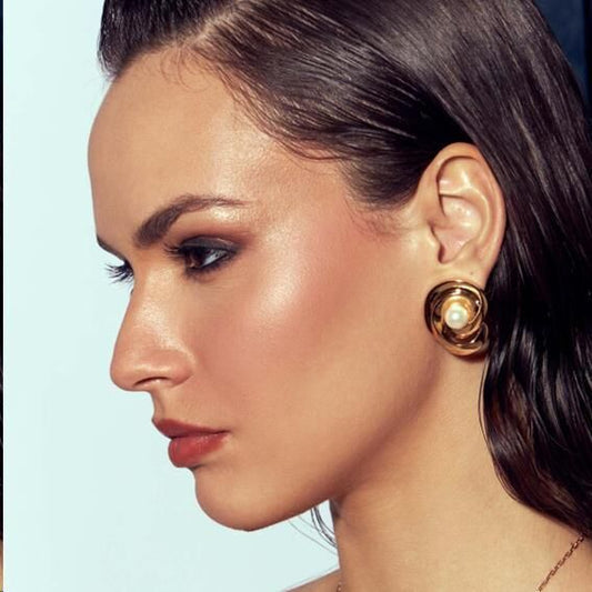 Brinco Perla Arte com Pérola Shell, semijoia antialérgica dourada 18k e 24k, alta qualidade, 3cm de altura, 2,5cm de largura, 15,80g.