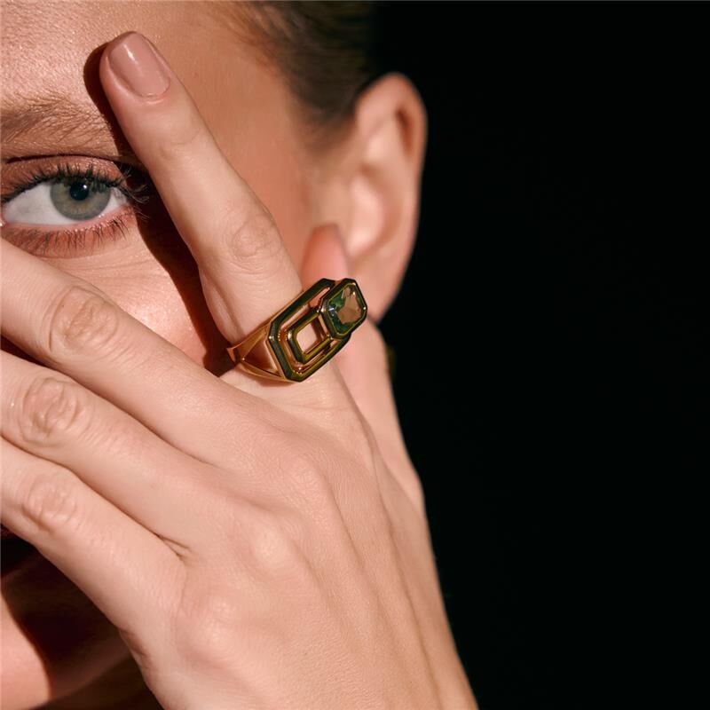 Anel Vertilux dourado com cristal, peso 6g, semijoias antialérgicas destacando design sofisticado.