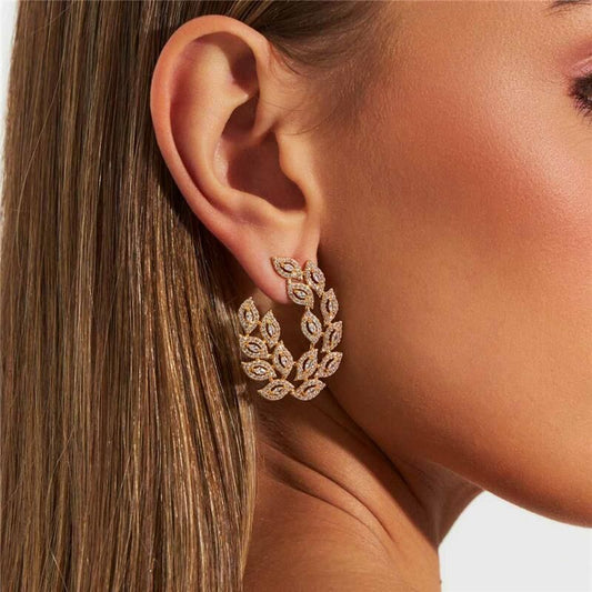 Brinco Naveta Essenza com zircônia, banhado a ouro 18k, semijoia antialérgica de alta qualidade, estilo elegante.