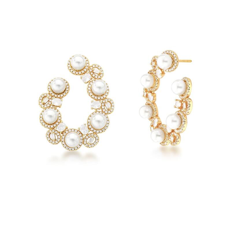 Brinco Eclat dourado com zircônia e pérolas, semijoias antialérgicas 18k e 24k de alta qualidade. Altura: 3,7cm, Largura: 2,8cm.